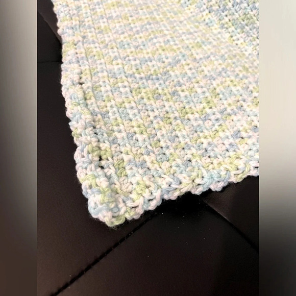 NWT Handmade. Crocheted baby blanket with small round border - Picture 1 of 3